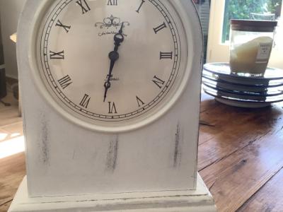 Mantel clock in shabby white, 23 cm high and 20 cm wide at base, battery operated