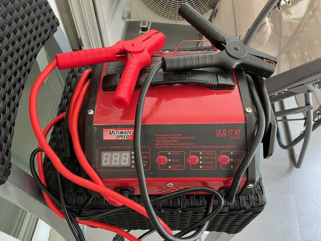Cargador/Arrancador para vehículo ULG 17 A1 con función de arranque 12V