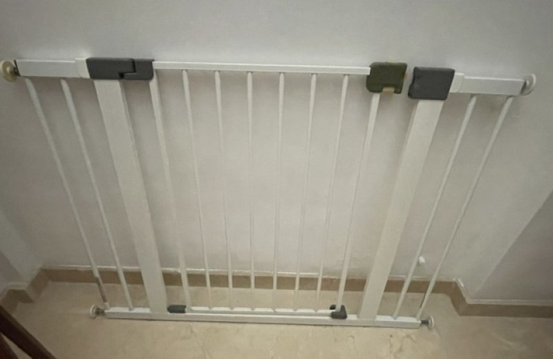 Cuna de viaje para niños, trona, asiento de WC (nuevo), barrera para escalera (2x)