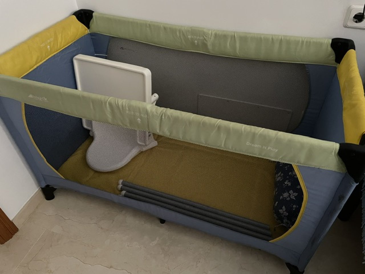 Cuna de viaje para niños, trona, asiento de WC (nuevo), barrera para escalera (2x)