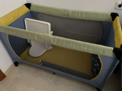 Cuna de viaje para niños, trona, asiento de WC (nuevo), barrera para escalera (2x)