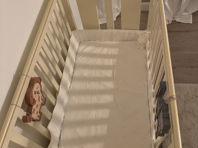 Cama infantil y cocina de juguete para regalar
