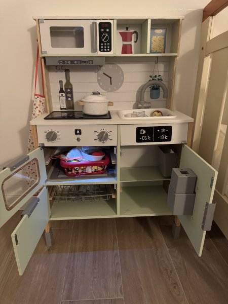Cama infantil y cocina de juguete para regalar