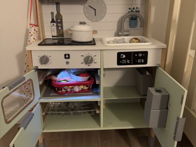 Cama infantil y cocina de juguete para regalar