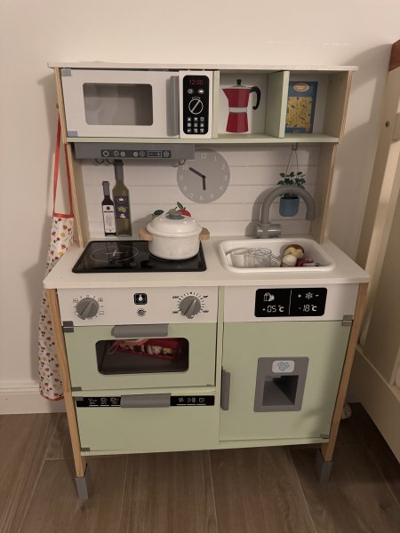 Cama infantil y cocina de juguete para regalar