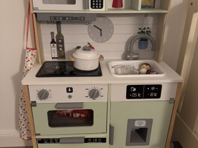 Cama infantil y cocina de juguete para regalar