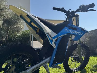 Moto de cross infantil - No es un juguete - Eléctrica