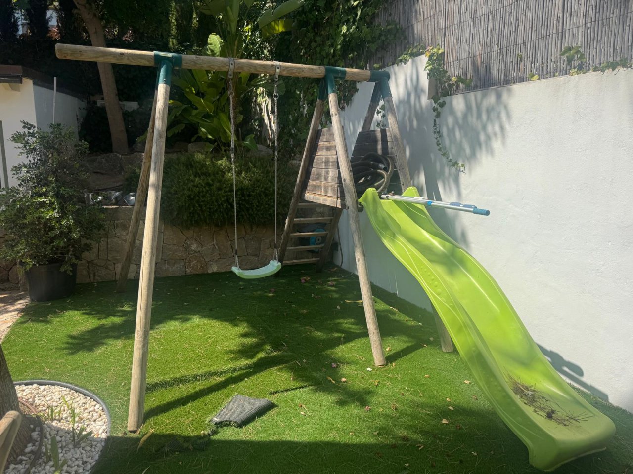 Kinderschaukel -Gerüst mit Rutsche