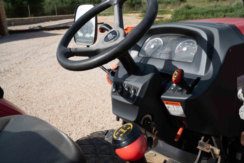 Kioti Traktor Allrad mit Schaufel und Kultivator - aus 2022 mit nur 168 Stunden