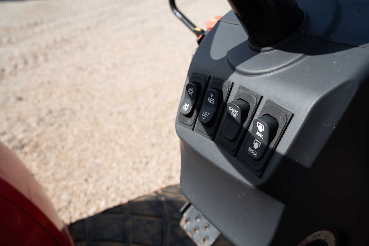 Kioti Traktor Allrad mit Schaufel und Kultivator - aus 2022 mit nur 168 Stunden