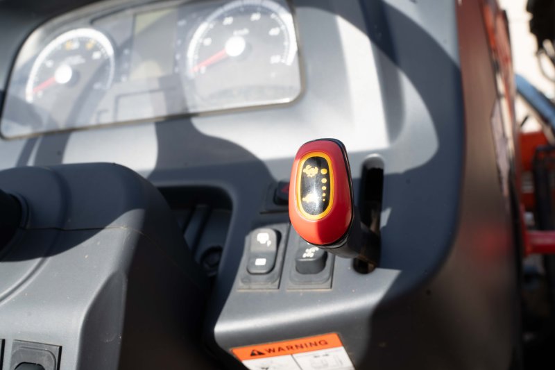 Kioti Traktor Allrad mit Schaufel und Kultivator - aus 2022 mit nur 168 Stunden