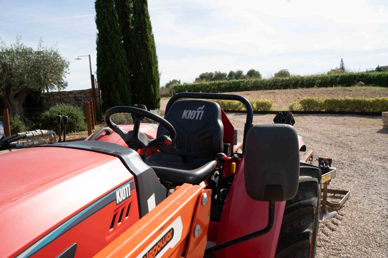 Kioti Traktor Allrad mit Schaufel und Kultivator - aus 2022 mit nur 168 Stunden