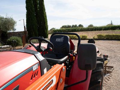 Kioti Traktor Allrad mit Schaufel und Kultivator - aus 2022 mit nur 168 Stunden