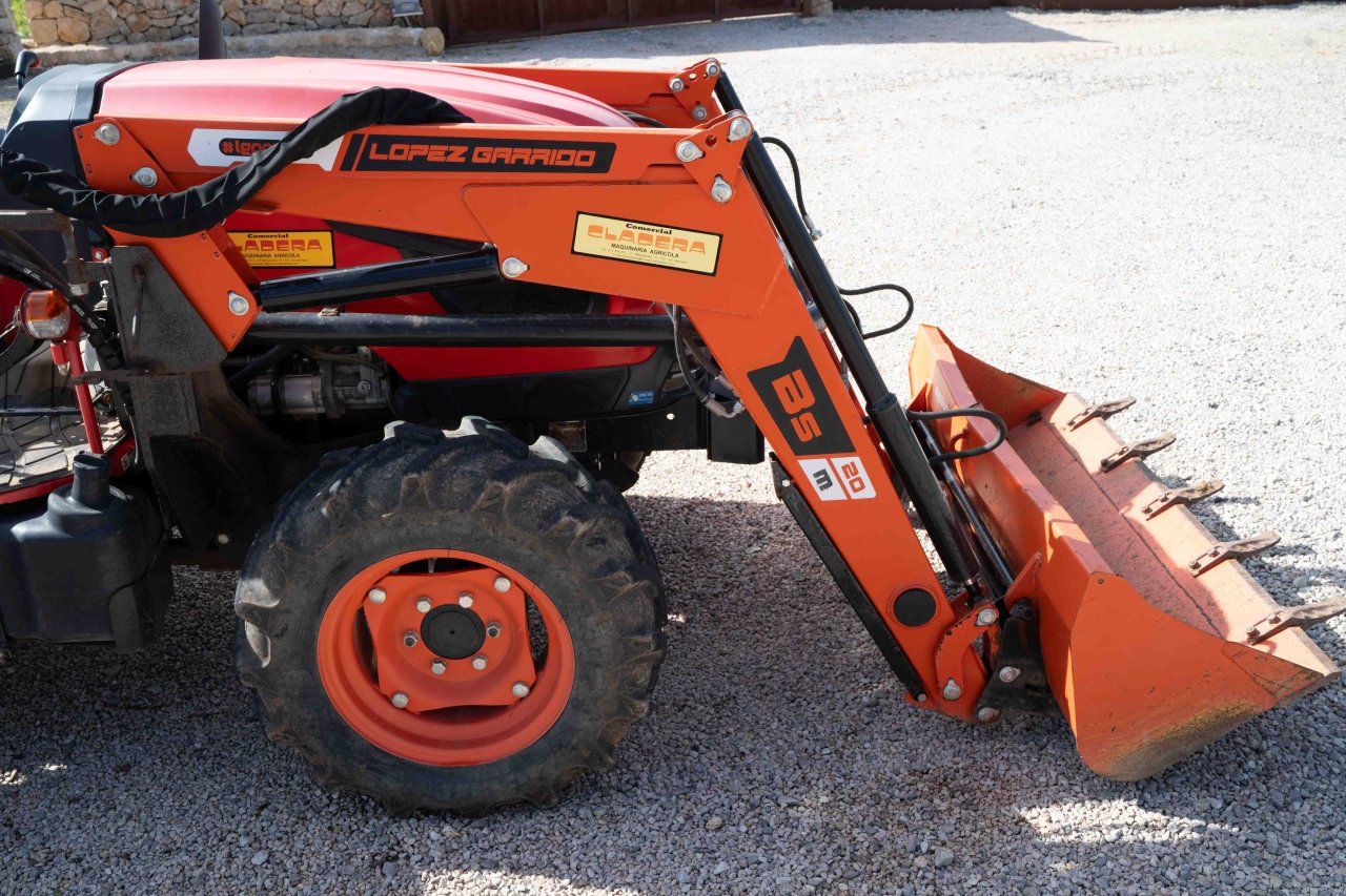 Kioti Traktor Allrad mit Schaufel und Kultivator - aus 2022 mit nur 168 Stunden
