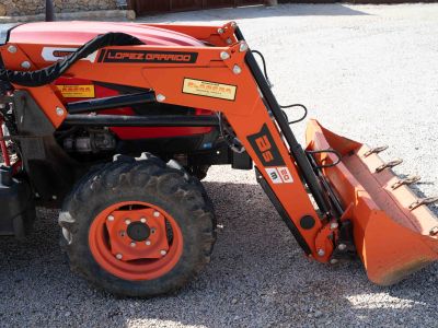 Kioti Traktor Allrad mit Schaufel und Kultivator - aus 2022 mit nur 168 Stunden