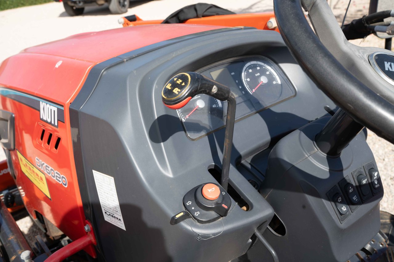 Kioti Traktor Allrad mit Schaufel und Kultivator - aus 2022 mit nur 168 Stunden