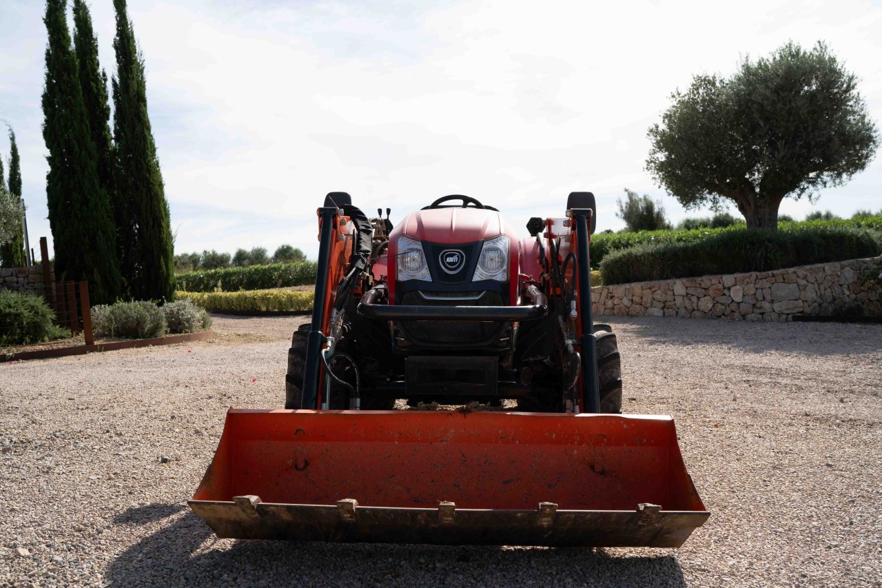 Kioti Traktor Allrad mit Schaufel und Kultivator - aus 2022 mit nur 168 Stunden