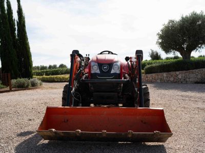Kioti Traktor Allrad mit Schaufel und Kultivator - aus 2022 mit nur 168 Stunden