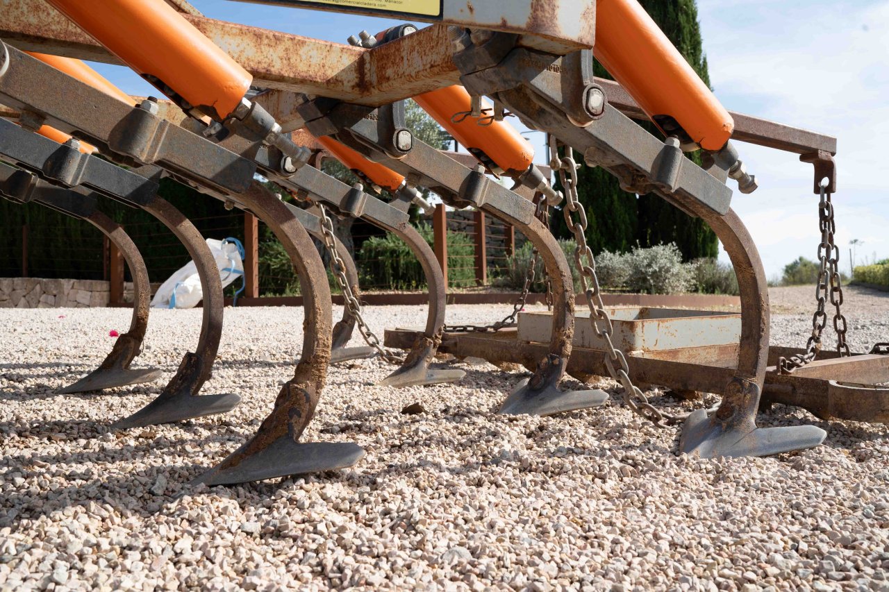 Kioti Traktor Allrad mit Schaufel und Kultivator - aus 2022 mit nur 168 Stunden
