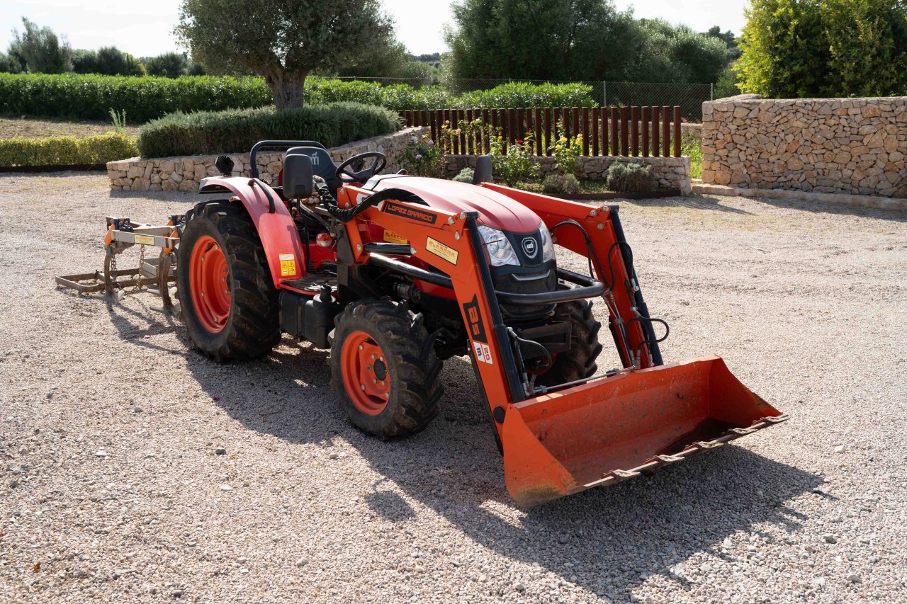 Kioti Traktor Allrad mit Schaufel und Kultivator - aus 2022 mit nur 168 Stunden