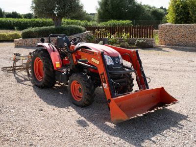 Kioti Traktor Allrad mit Schaufel und Kultivator - aus 2022 mit nur 168 Stunden