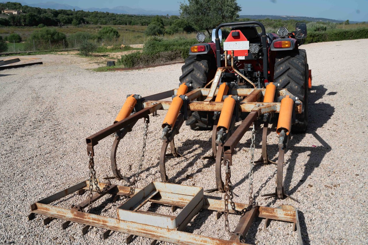 Kioti Traktor Allrad mit Schaufel und Kultivator - aus 2022 mit nur 168 Stunden