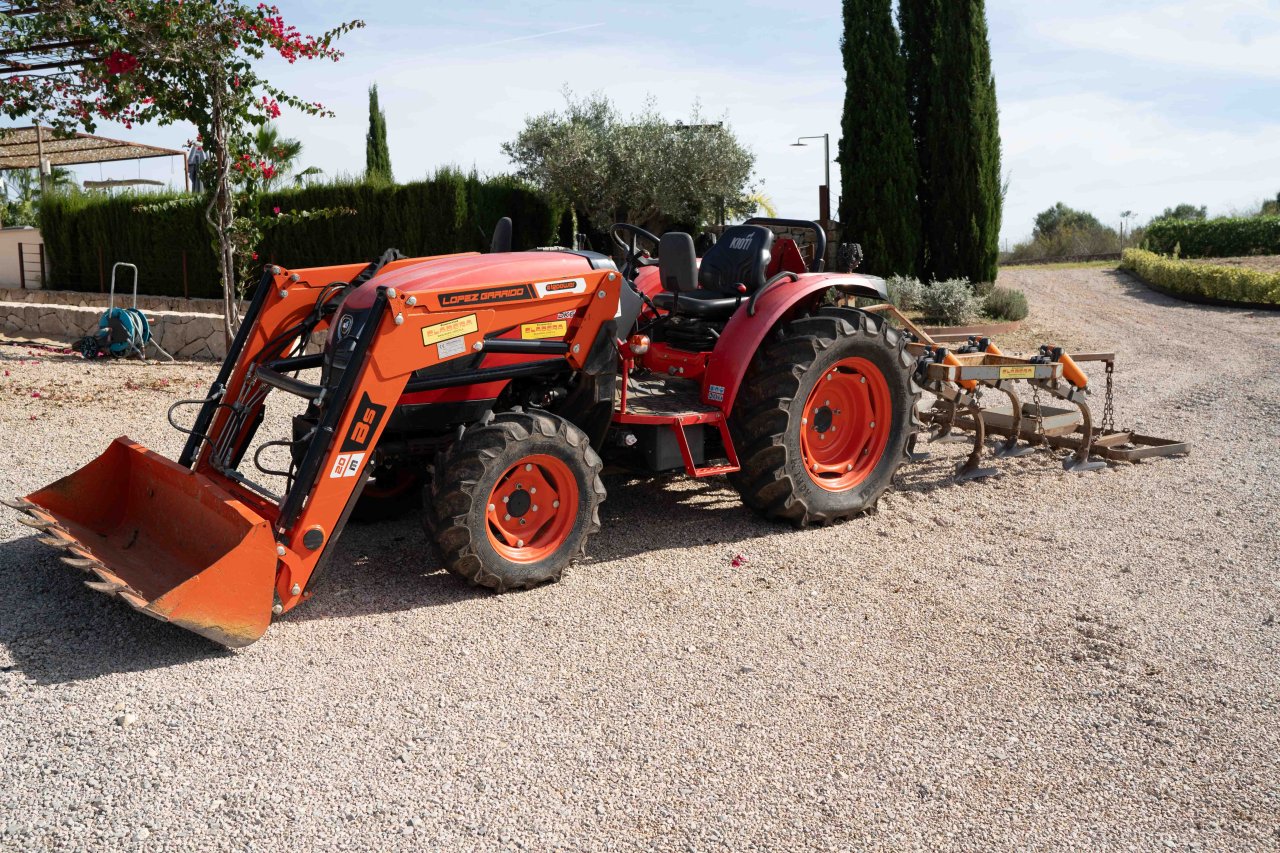 Kioti Traktor Allrad mit Schaufel und Kultivator - aus 2022 mit nur 168 Stunden