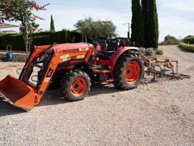 Kioti Traktor Allrad mit Schaufel und Kultivator - aus 2022 mit nur 168 Stunden
