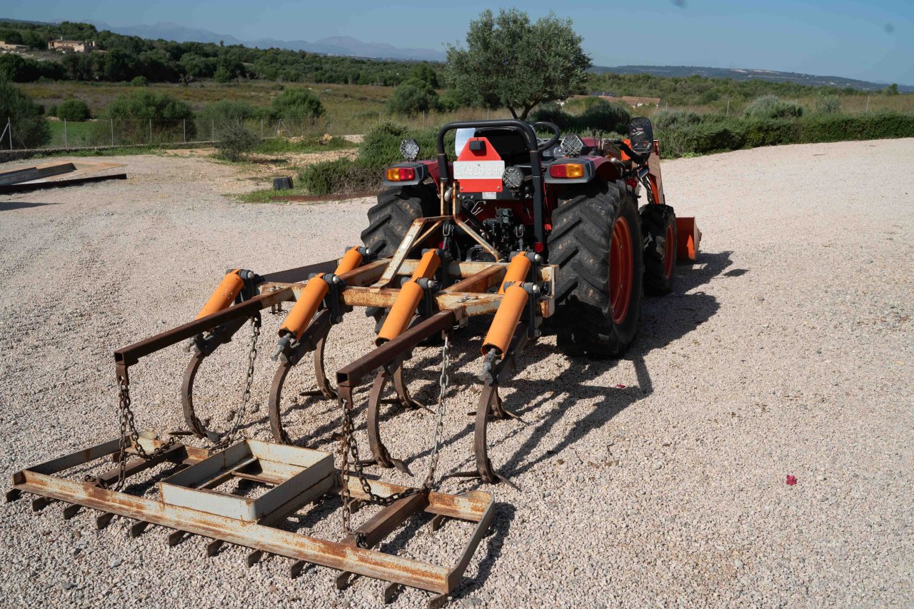 Kioti Traktor Allrad mit Schaufel und Kultivator - aus 2022 mit nur 168 Stunden