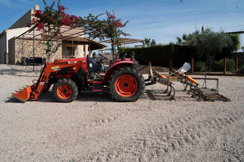 Kioti Traktor Allrad mit Schaufel und Kultivator - aus 2022 mit nur 168 Stunden