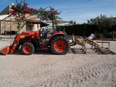 Kioti Traktor Allrad mit Schaufel und Kultivator - aus 2022 mit nur 168 Stunden