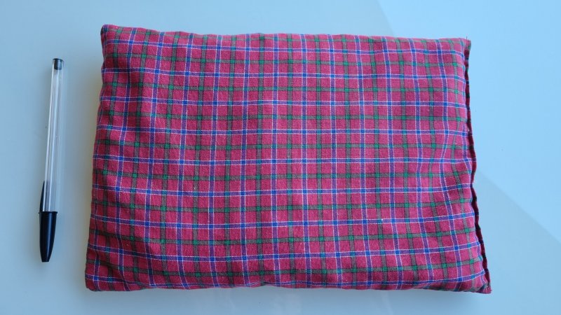 Cherry pit cushion (27 x 18 cm)  Red checked
