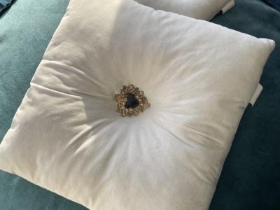 Cojines grandes y pequeños en azul claro