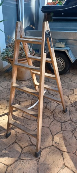 Klappbare Holzleiter