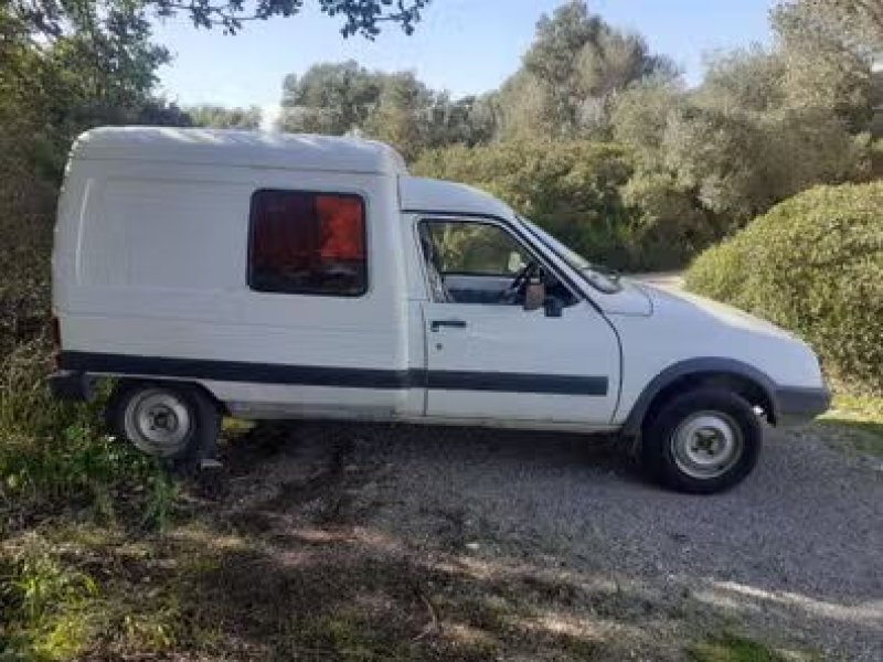 Klassischer alter Citroen C15 aus dem Jahr 2004