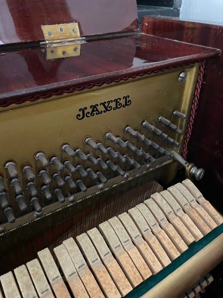 Klavier der mallorquinischen Traditionsmarke JAVER, immernoch verfügbar!!!