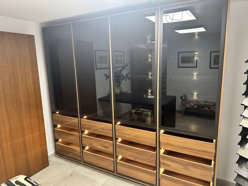 Kleiderschrank mit Glastüren und Beleuchtung