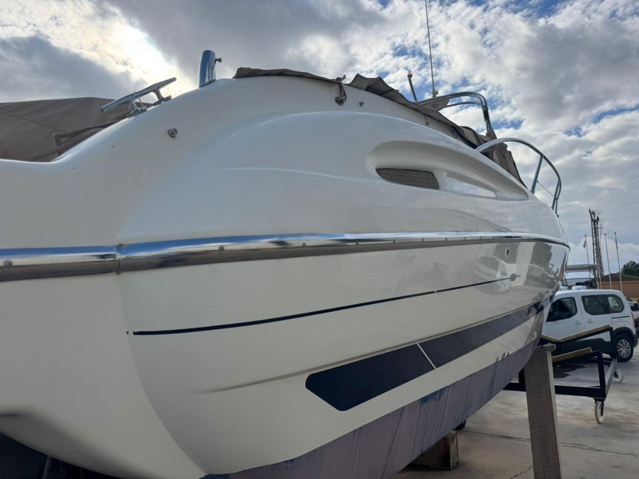 Small boat 9 meters long — sand with sanding pad (fleece), apply antifouling twice