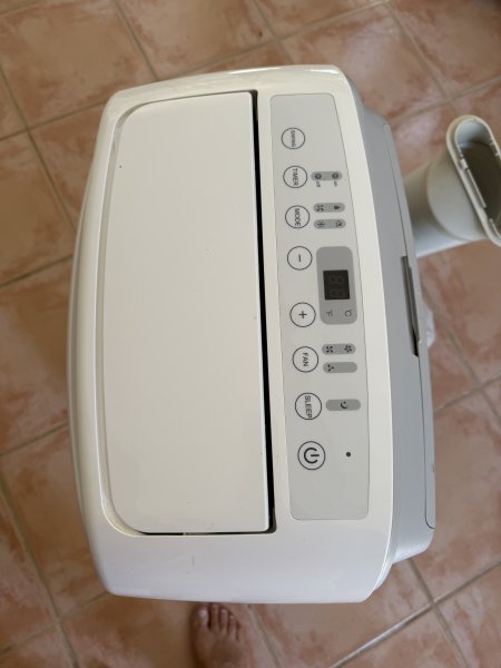 Portable freestanding air conditioner