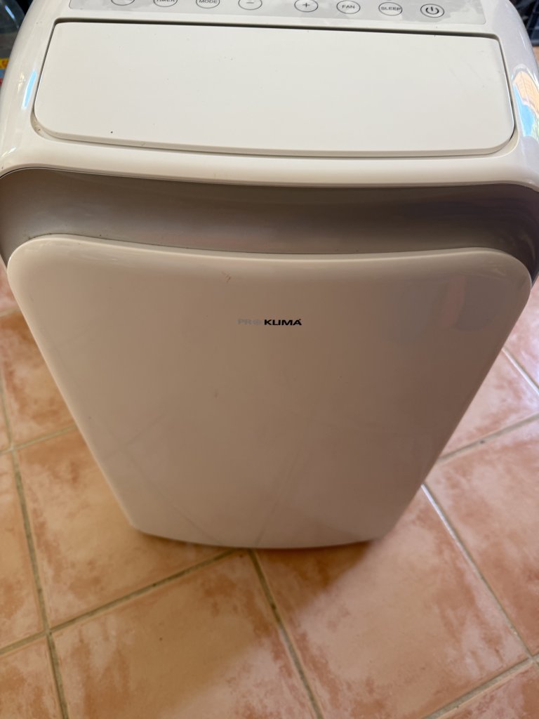 Portable freestanding air conditioner