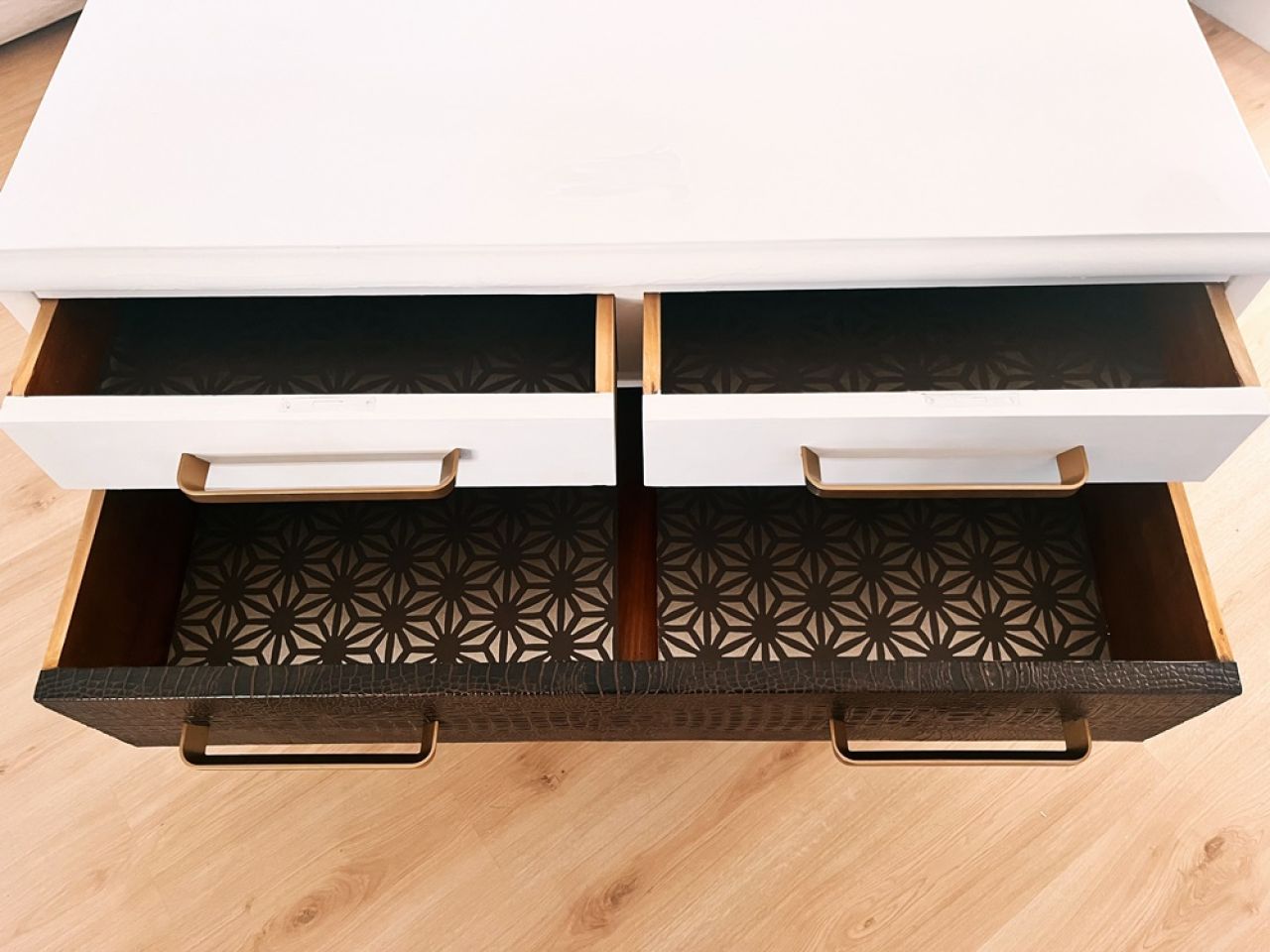 Kommode Schubladenschrank restauriert Kunstleder Reptil