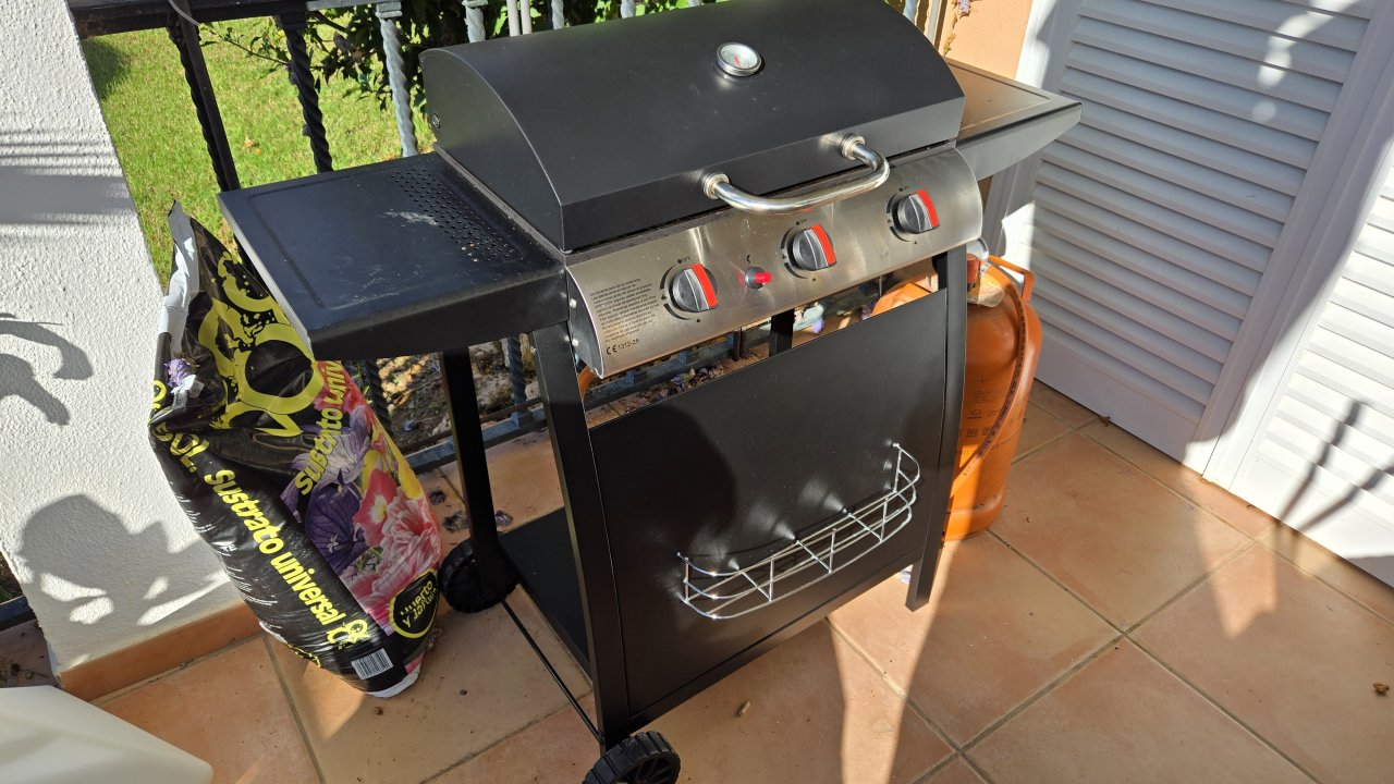 Kompakter 3-Brenner Gasgrill mit Abdeckung & ca. 3/4 voller Butangasflasche Cala Millor