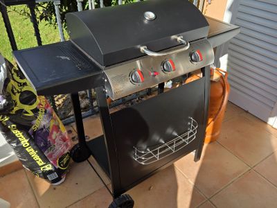 Kompakter 3-Brenner Gasgrill mit Abdeckung & ca. 3/4 voller Butangasflasche Cala Millor