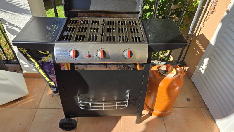 Kompakter 3-Brenner Gasgrill mit Abdeckung & ca. 3/4 voller Butangasflasche Cala Millor