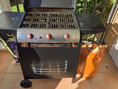 Kompakter 3-Brenner Gasgrill mit Abdeckung & ca. 3/4 voller Butangasflasche Cala Millor