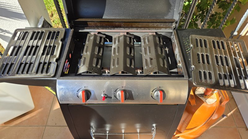 Kompakter 3-Brenner Gasgrill mit Abdeckung & ca. 3/4 voller Butangasflasche Cala Millor