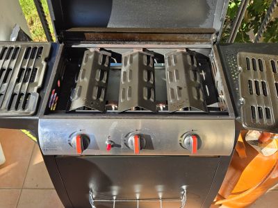 Kompakter 3-Brenner Gasgrill mit Abdeckung & ca. 3/4 voller Butangasflasche Cala Millor