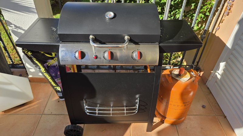 Kompakter 3-Brenner Gasgrill mit Abdeckung & ca. 3/4 voller Butangasflasche Cala Millor