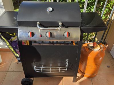 Kompakter 3-Brenner Gasgrill mit Abdeckung & ca. 3/4 voller Butangasflasche Cala Millor