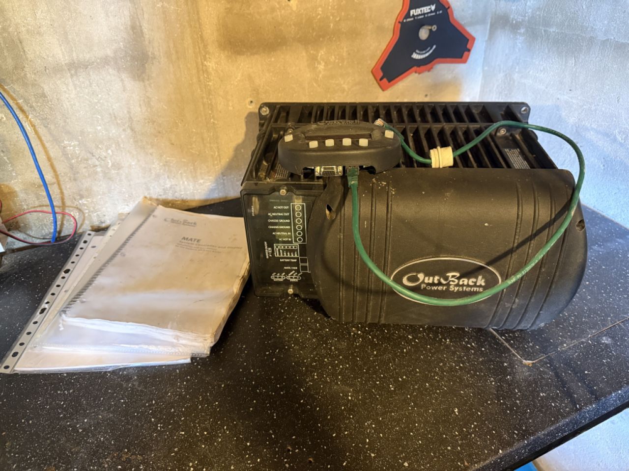 Komplettes Solarpaket mit Outback-Wechselrichter 3000W, Solarmodulen und Reglern – Installationsbereit